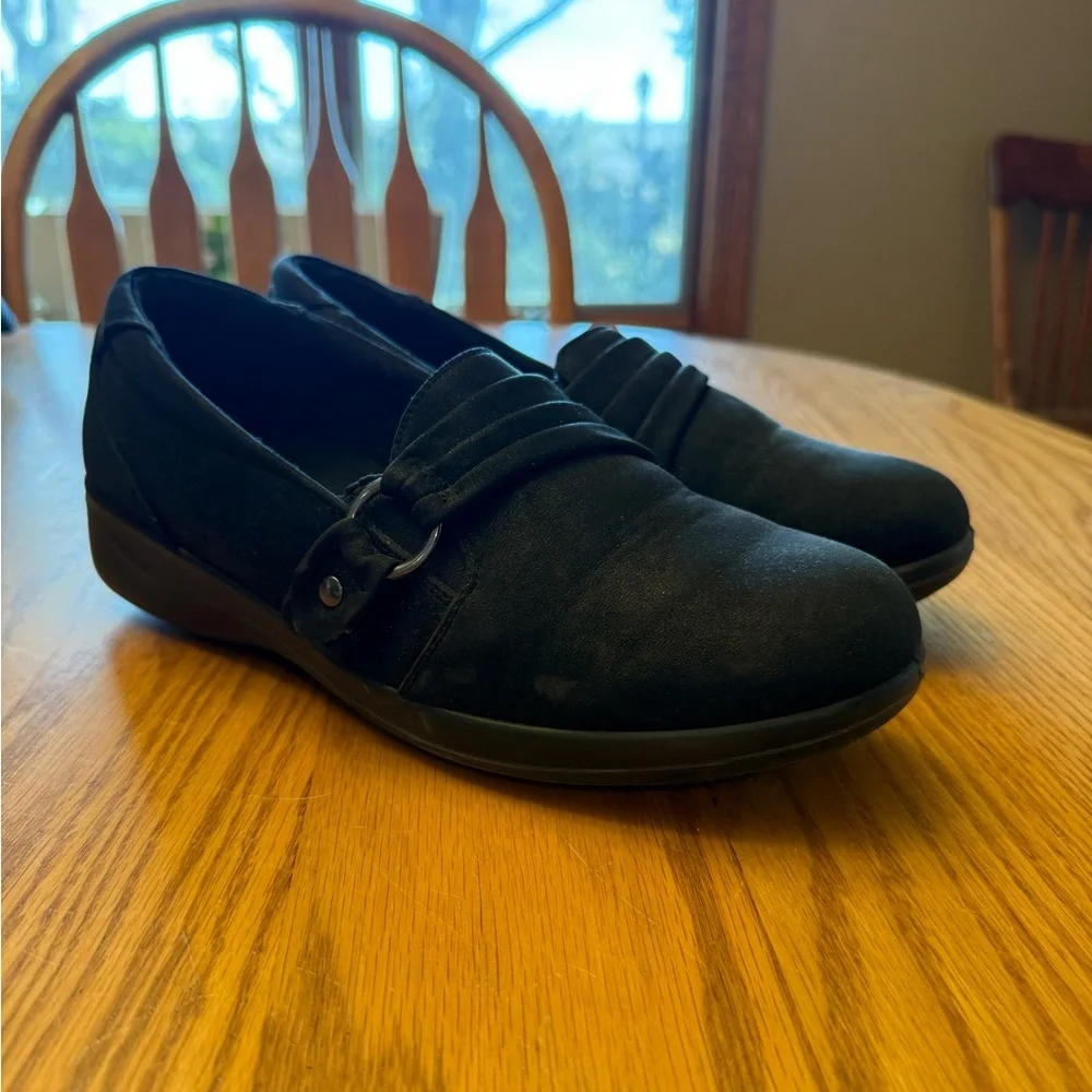 Easy Street Women's Black Slip-On Loafers